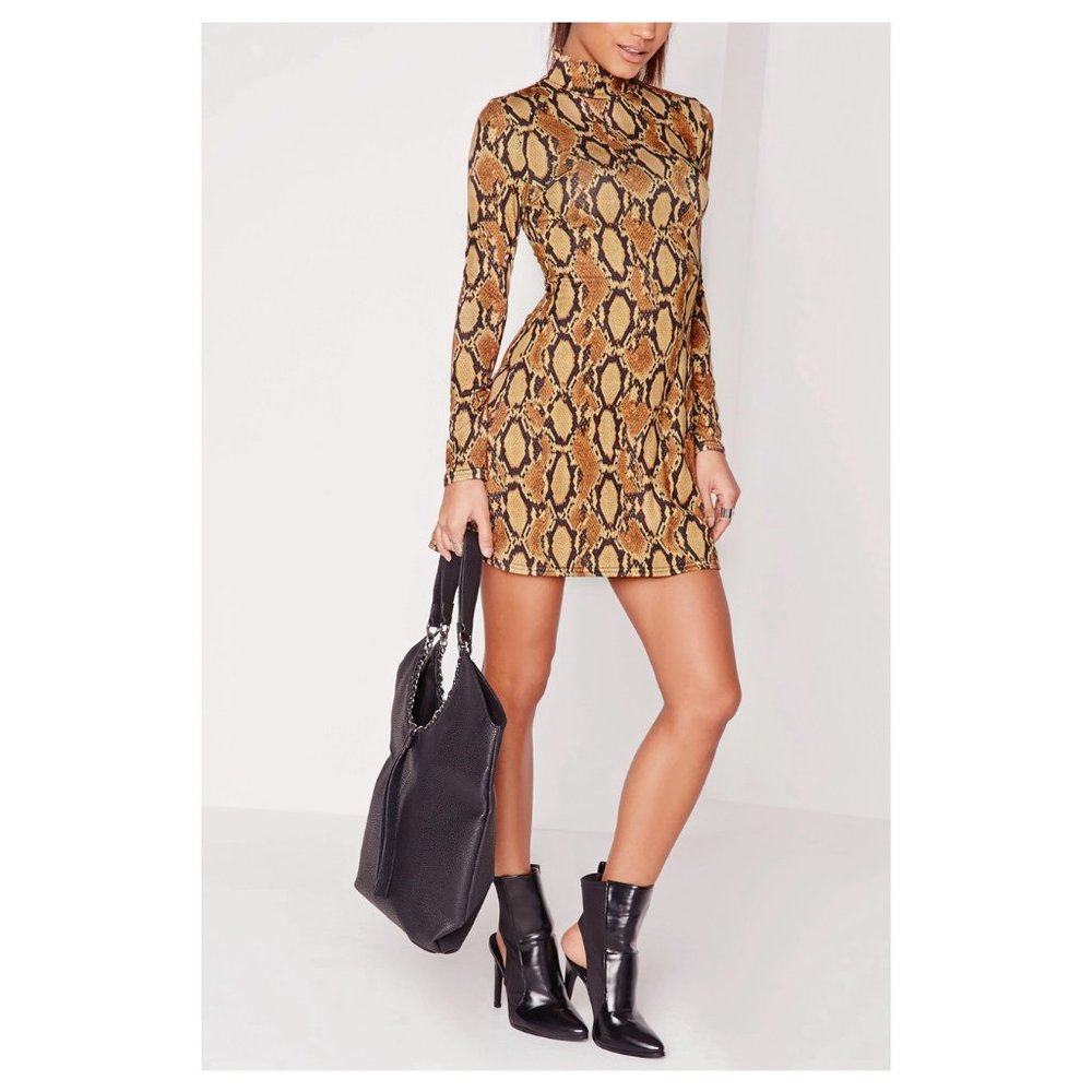 Snake print mini dress retro look